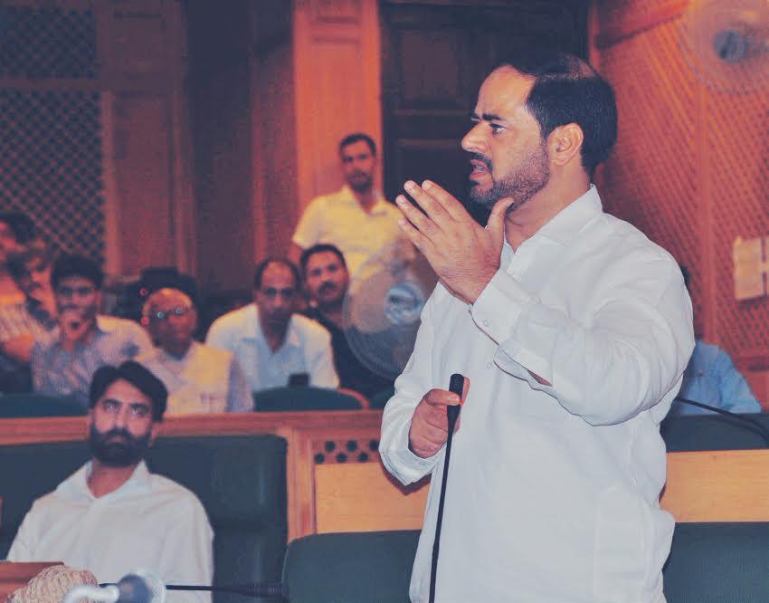 Vikar seeks immediate repairing of defunct hand pumps in Banihal